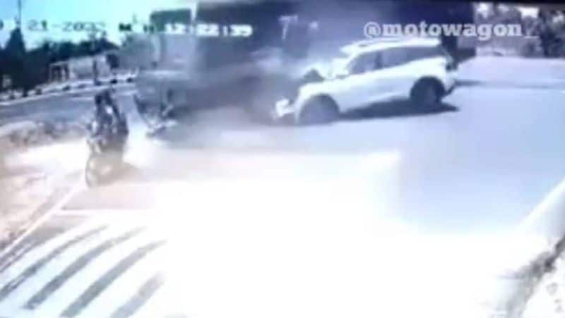 video of mahindra xuv700 crashing bus goes viral anand mahindra reaction