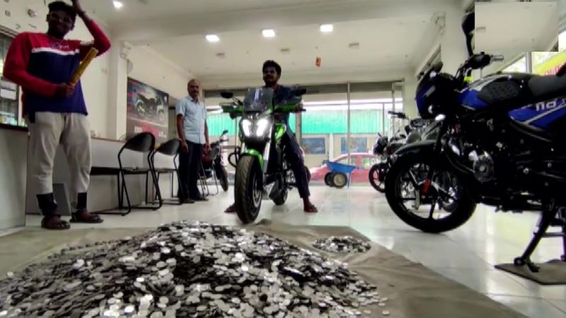 Tamil Nadu youth accumulated rs 1 rupee coins over 3 years and buys Bajaj dominar woth rs 2 6 lakh ckm