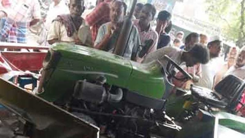 Tractor crash into hotel... One killed .. Baroda master injured