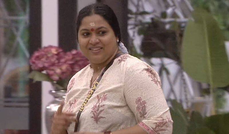 bigg boss malayalam season 4 lakshmi priya reveals about cyber attack against her