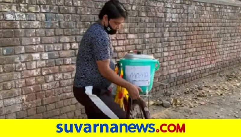 West Bengal Man Sells Momos On Cycle akb