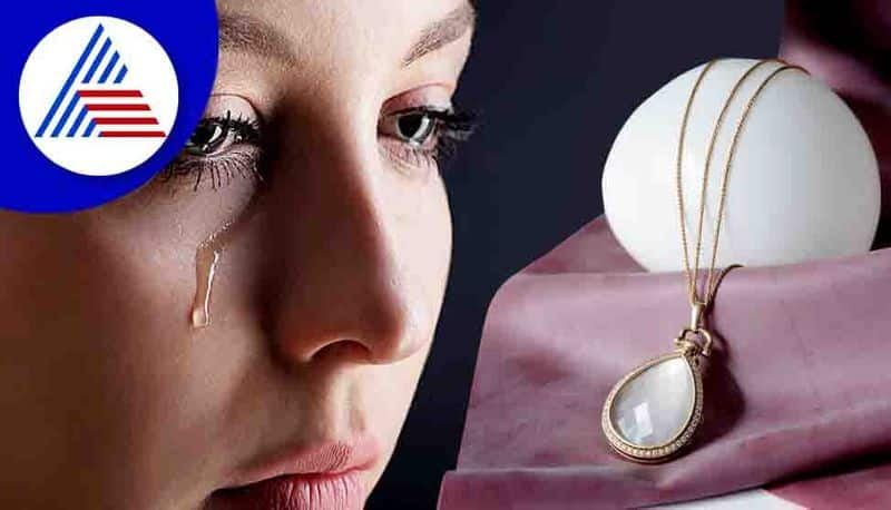 Teardrop Locket Costs Rs 19650   Available In Parisian Flea Market Find Vin