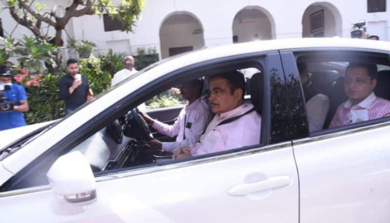 nitin gadkari makes a statement by reaching parliament in hydrogen car water car in india