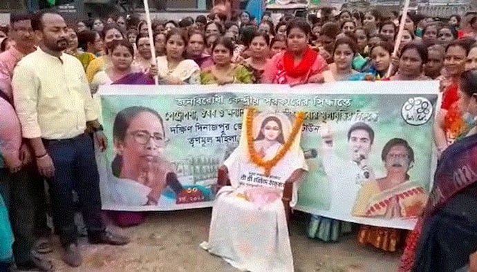 জ্বালানীর দামে আগুন, হরিচাঁদ ঠাকুরকে শ্রদ্ধা জানানোর দিনেই তৃণমূলের প্রতিবাদ মিছিল বালুরঘাটে