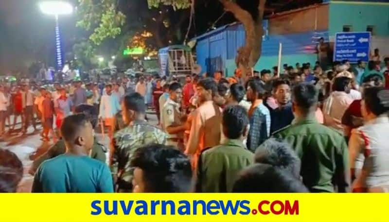 Kannadigas devotees and Andhra vendors clash Karnataka Police rushes srisailam rbj