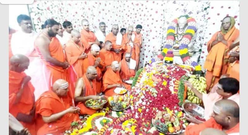 Occasion of the 115th birth anniversary of Dr Shivakumar Swamiji Special Pooja at Siddaganga Mutt hls 