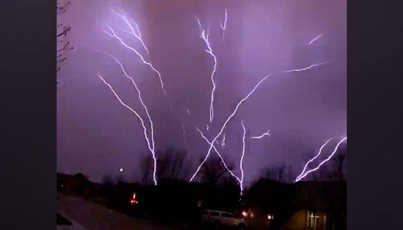 Watch Insane upward lightning strike in Kansas will leave you horrified-tgy