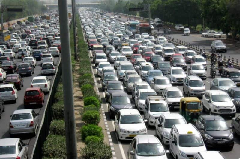 Heavy traffic jams in Hyderabad due to  rain lns