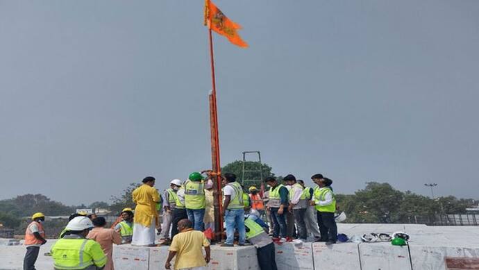 अयोध्या में भगवान राम लला के गर्भ गृह की बदली गई ध्वजा, वैदिक विधान से हुआ पूजन