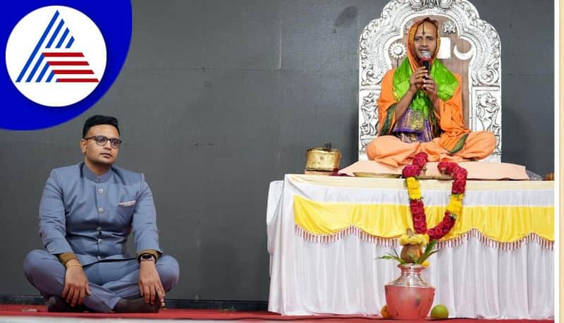 Maharaja of Mysore Yaduveer Krishnadatta Chamaraja Wadiyar Prefers to sit on floor instead of chair infront of Swamiji pod