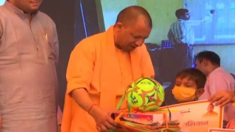 सीएम योगी ने स्कूल चलो अभियान को दिखाई हरी झंडी, कहा- शिक्षा हमारे लिए बेहद महात्वपूर्ण