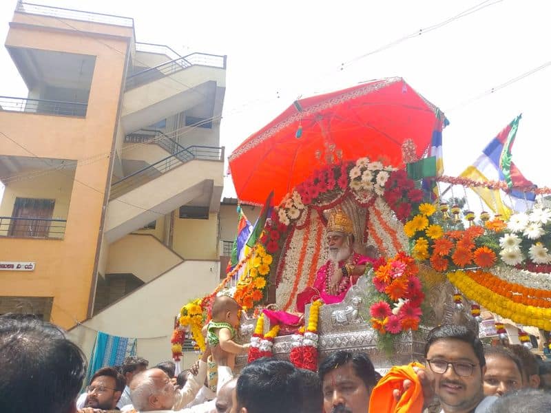 communal harmony on display as muslims leaders take blessings from Shree Jagadguru Rambhapuri swamjiji in Hubballi mnj