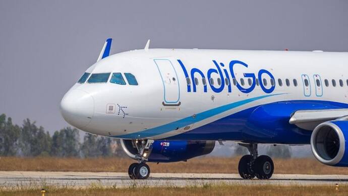 IndiGo ने बच्चे को फ्लाइट में चढ़ने देने से किया था इनकार, DGCA ने कहा- यात्रियों के साथ हुआ गलत व्यवहार