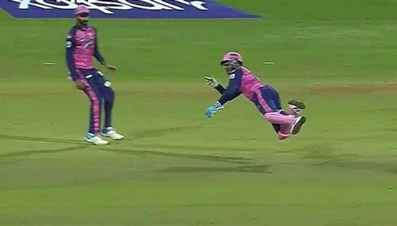 watch video sanju acrobatic turn to run out virat kohli