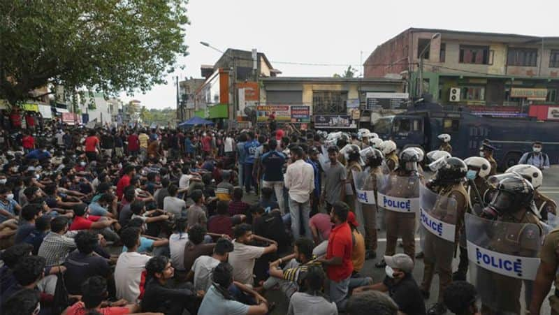 Sri Lanka economic crisis: Police fires at anti-govt protesters, dead, several injured by bullets-dnm