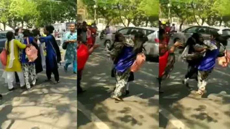 College Girls Student Fight at  Road in Chennai