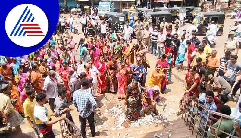 Bhatkal News Fisherwomen throw fishes on road TMC building in Bhatkal express anger for not cleaning market and Shifting the market san