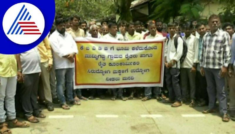 Land Acquisition by the KIADB Department people Protest in front of Dharwad DC Office gow