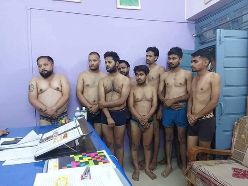 मध्य प्रदेश के सीधी थाने में पत्रकारों के कपड़े उतरवाने पर थानाध्यक्ष ने कहा आत्महत्या न करें इसलिए उतरवाया
