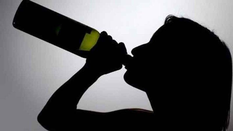 kanchipuram College students drinking in the classroom