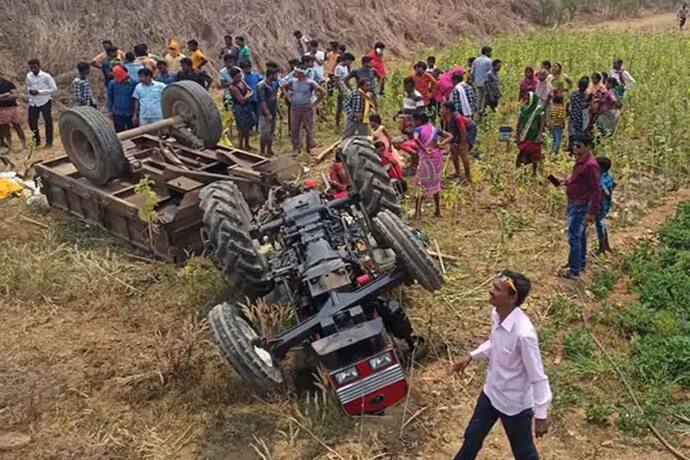 छत्तीसगढ़ में दर्दनाक हादसा : ट्रैक्टर-ट्रॉली पलटने से चार की मौत, कोई पहिए के नीचे आ गया, किसी के सिर में चोट