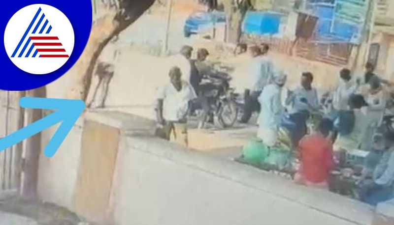 10 Lakh Rupees Stolen From Bike In Gadag gvd