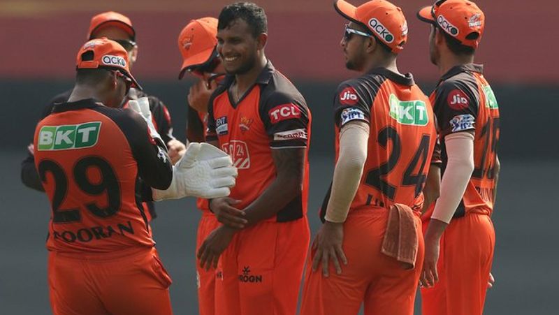 IPL 2022 PBKS vs SRH Punjab Kings gets bad start as Shikhar Dhawan Prabhsimran Singh out