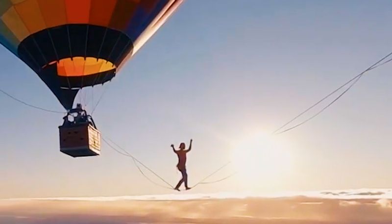 Watch Man walking barefoot on slackline at 6,236 feet above ground leaves netizens jaw-dropped-tgy