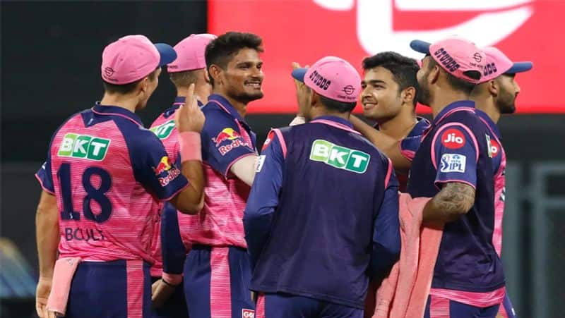 gujarat titans lost two wickets against rajasthan royals