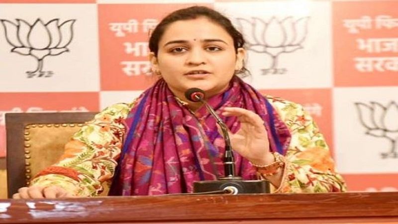 BJP may give chance to Mulayam Singh yadav Daughter In law aparna yadav in mlc elections pod