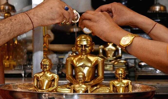 Mahavir Jayanti 2022: महावीर चालीसा का पाठ करने से सुख-सौभाग्य में होती है वृद्धि, मिलते हैं ये लाभ भी