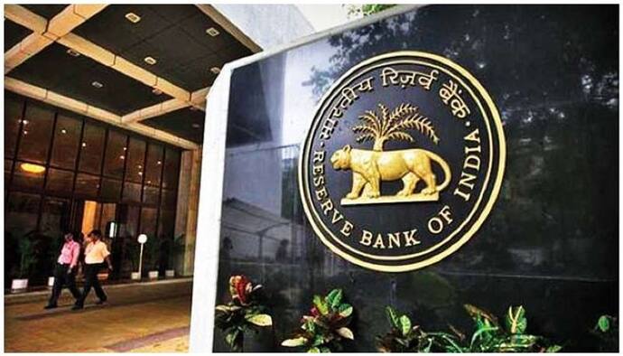 RBI दे सकती है जोर का झटका धीरे से, UPI फंड ट्रांसफर पर भी लगने वाला है चार्ज