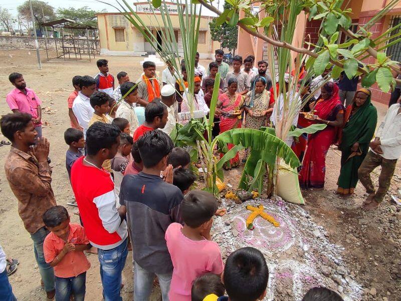 villagers made funeral tradition to monkey In Vijayapura rbj