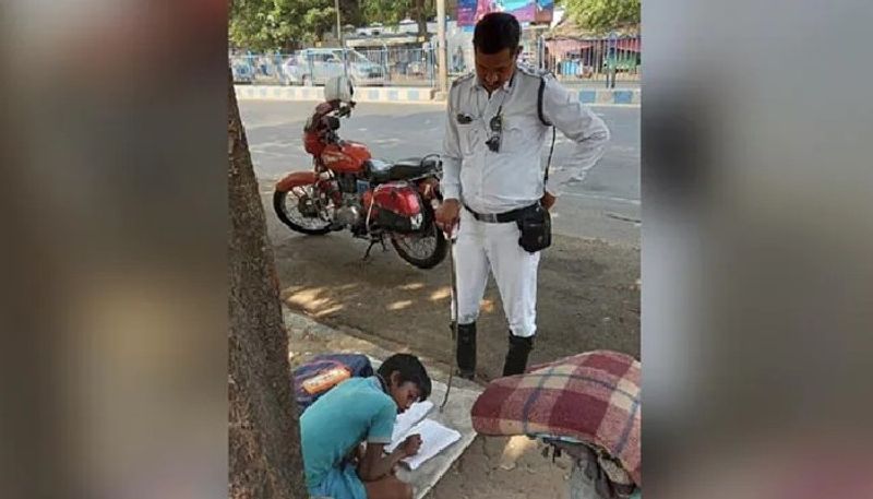 traffic policeman gets appreciation for teaching child in street