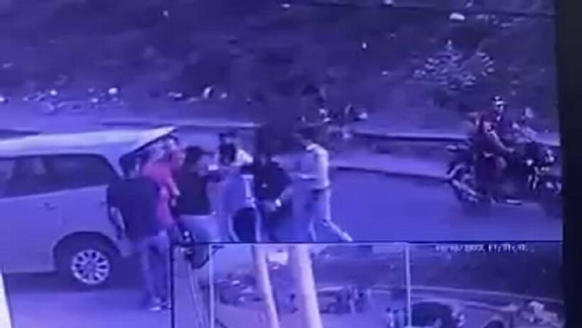गाड़ी की मामूली टक्कर के बाद पहुंचे दबंग ने कहा- सैफई में सीएमओ हूं, तुम्हे मरवा दूंगा