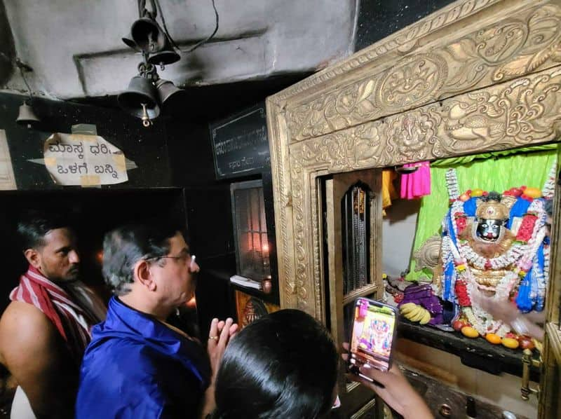 Union Minister pralhad joshi seeks blessings of toravi  lakshmi narasimha swamy rbj