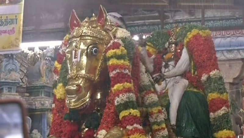 A huge crowd of devotees witness the entry of Lord Kallazhagar into the Vaigai River