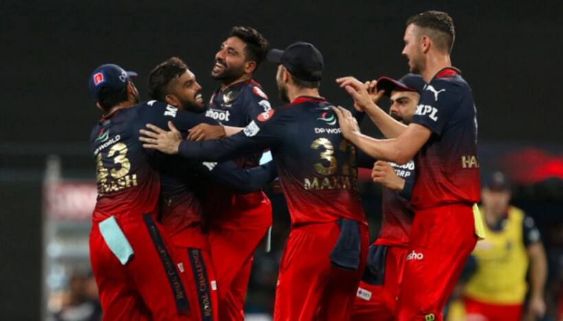 IPL 2022, RCB vs DC: कार्तिक मैक्सवेल की बल्लेबाजी से जीता बेंगलुरू, वार्नर की आतिशी पारी दिल्ली के काम न आई