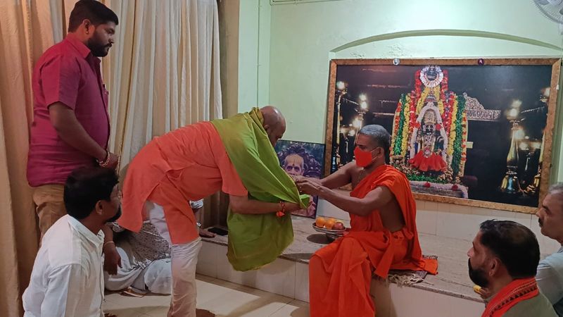 Hindu Leader pramod muthalik Meets pejawar Seer In Udupi Mutt rbj