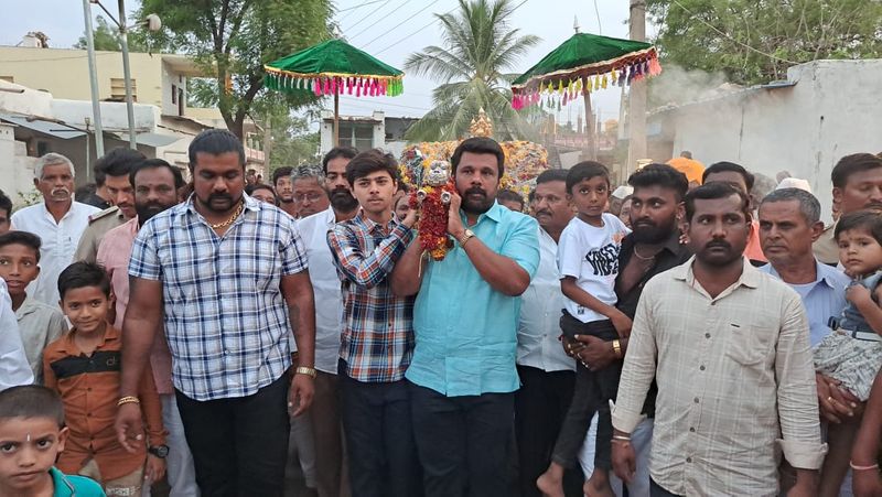 Surpur BJP MLA Raju gowda lending shoulder to palanquin In Basaveshwara fair rbj