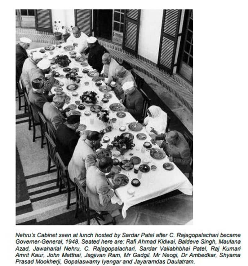 Jawaharlal Nehru s first Iftar Party viral photo is of having meal with cabinet mnj 