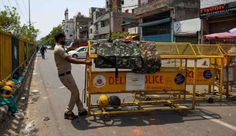 Protesting farmers break barricades, march towards Delhi in defiance