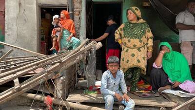 PHOTOS में देखें कैसे जहांगीरपुरी में जब तक बुल्डोजर चलता रहा, तब तक कोई रोता रहा-कोई खामोश देखता रहा