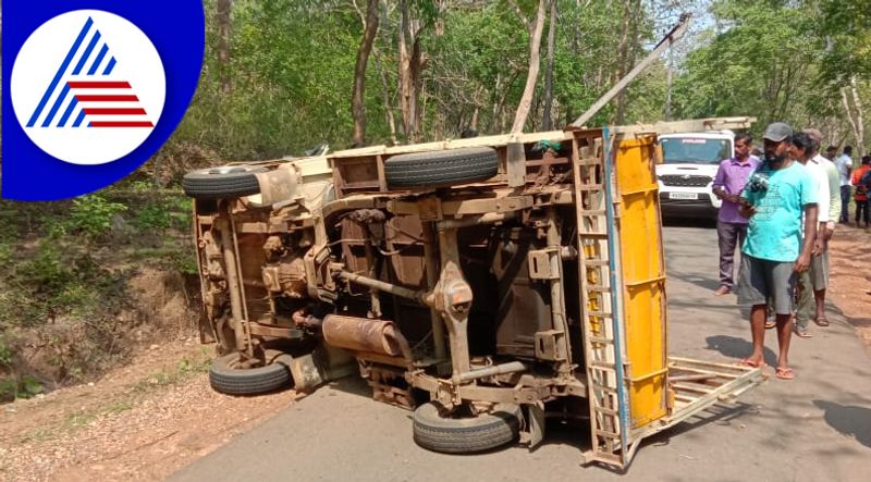 Uttara Kannada News Tata Ace vehicle flip one death, more than 10 injured in Mundgod Baddigeri san