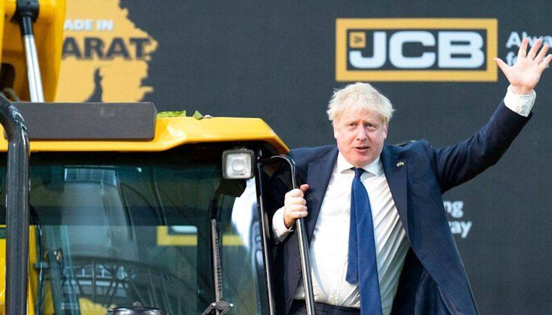 When UK PM Boris Johnson tried operating a JCB bulldozer gcw