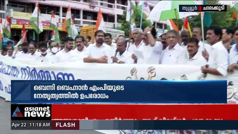 Congress blocks road in Chalakudy to protest construction delay