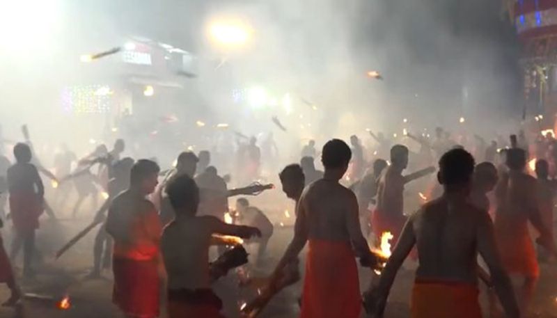 মা দুর্গাকে প্রসন্ন করার জন্য একে অপরের দিকে ছোঁড়া হয় আগুন, জেনে নিন ...