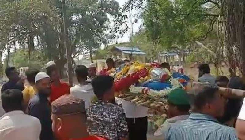 Muslim men perform last rites of Hindu women in Mysuru mnj 