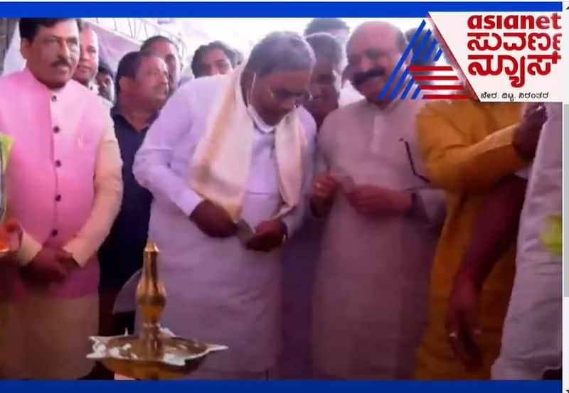 CM Basavaraj Bommai Takes Amount From Siddramaiah during Pooja at Bagalkot rbj