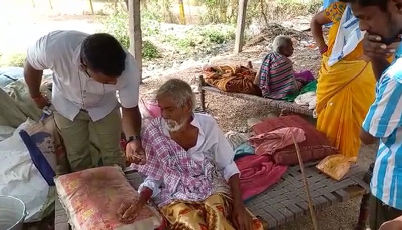 family members who left the elderly couple in front of the temple in narasaraopet